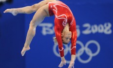 开云体育视频直播-红牛二队鏖战法拉利，佩雷兹惊艳四座，一场改写历史的雨战