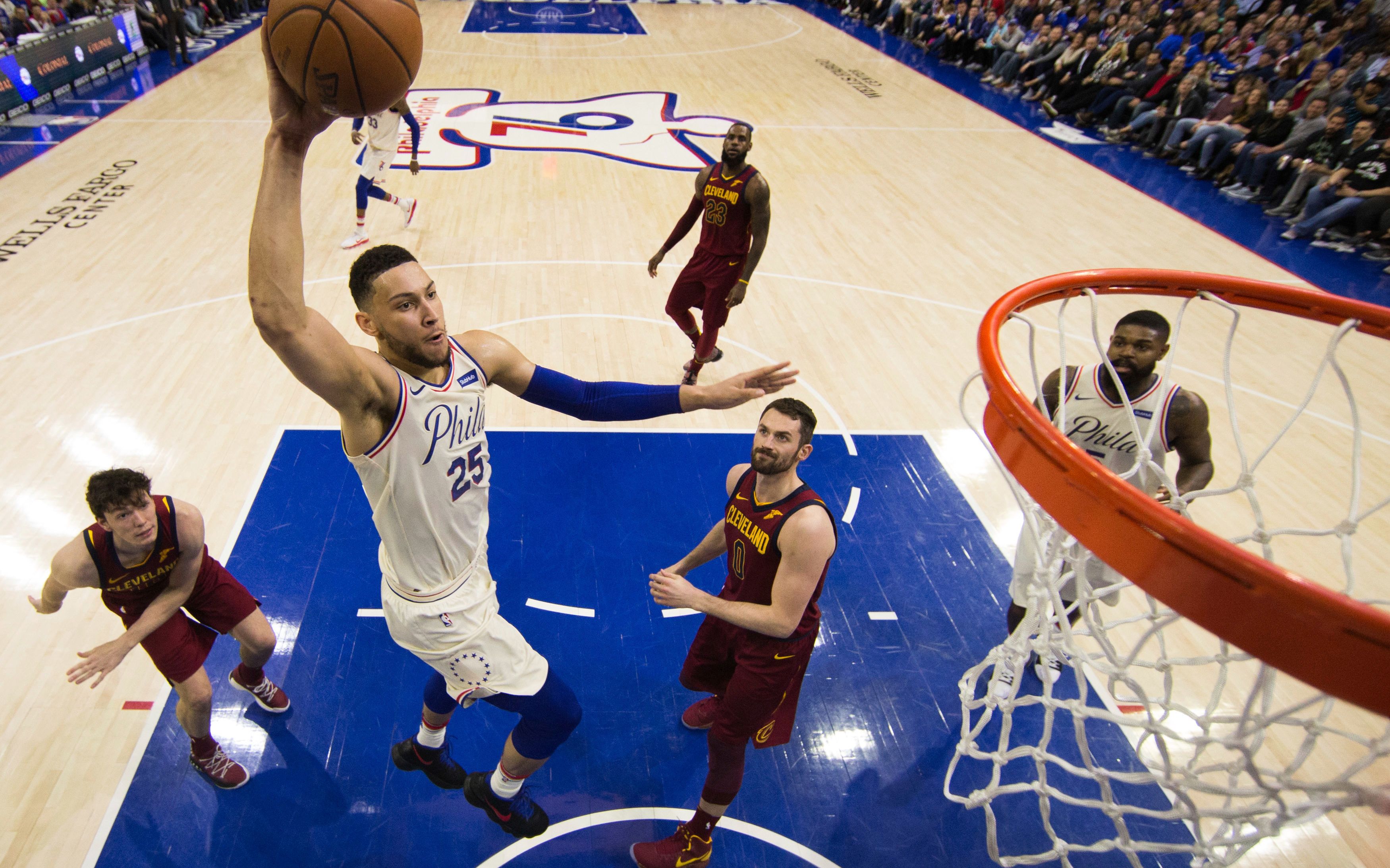 包含巴西男篮完胜雄鹿B队，萨姆·米切尔制霸全场的词条