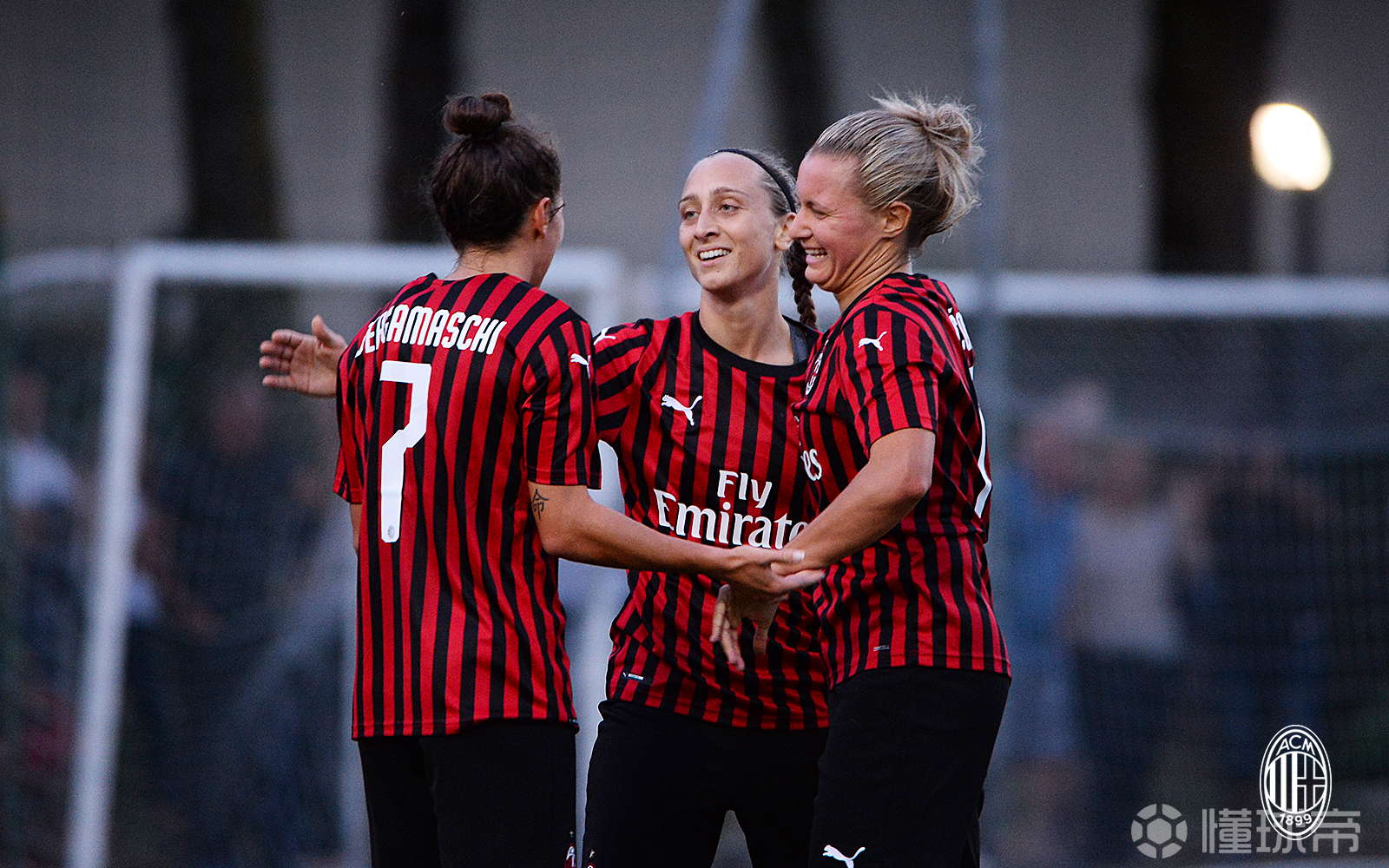 米兰女足冲刺榜首，士气高昂
