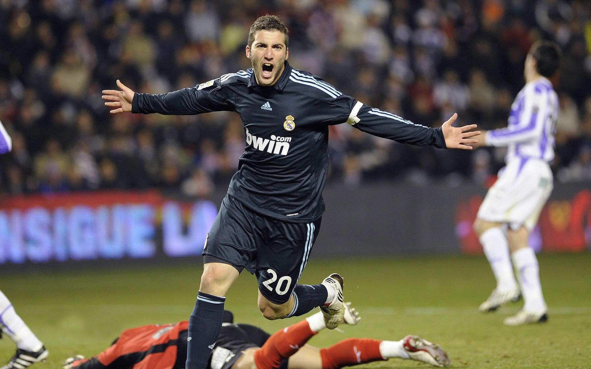 骑士连续得分压制活塞，武切维奇成关键先生